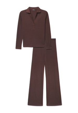 Haut marron à manches longues en maille côtelée avec col et patte de boutonnage, associé à un pantalon large côtelé assorti sur fond blanc.