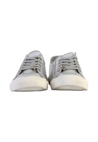 Baskets en toile grises avec semelles en caoutchouc blanches, bouts ronds et lacets gris assortis. Presentent un design simple et des accents minimaux.