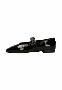 Zwarte patenten leren platte schoen met een puntige neus en een gespband over de middenvoet. Gladde, glanzende textuur met minimale accenten.