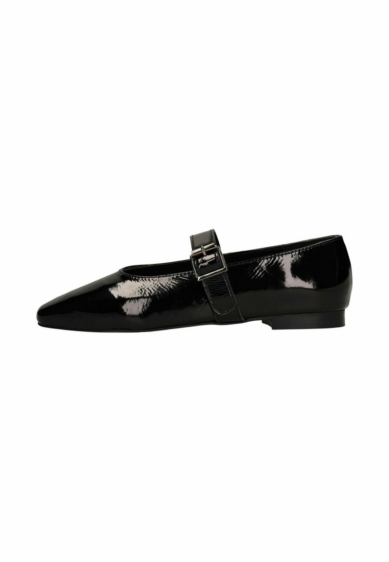 Zwarte patenten leren platte schoen met een puntige neus en een gespband over de middenvoet. Gladde, glanzende textuur met minimale accenten.
