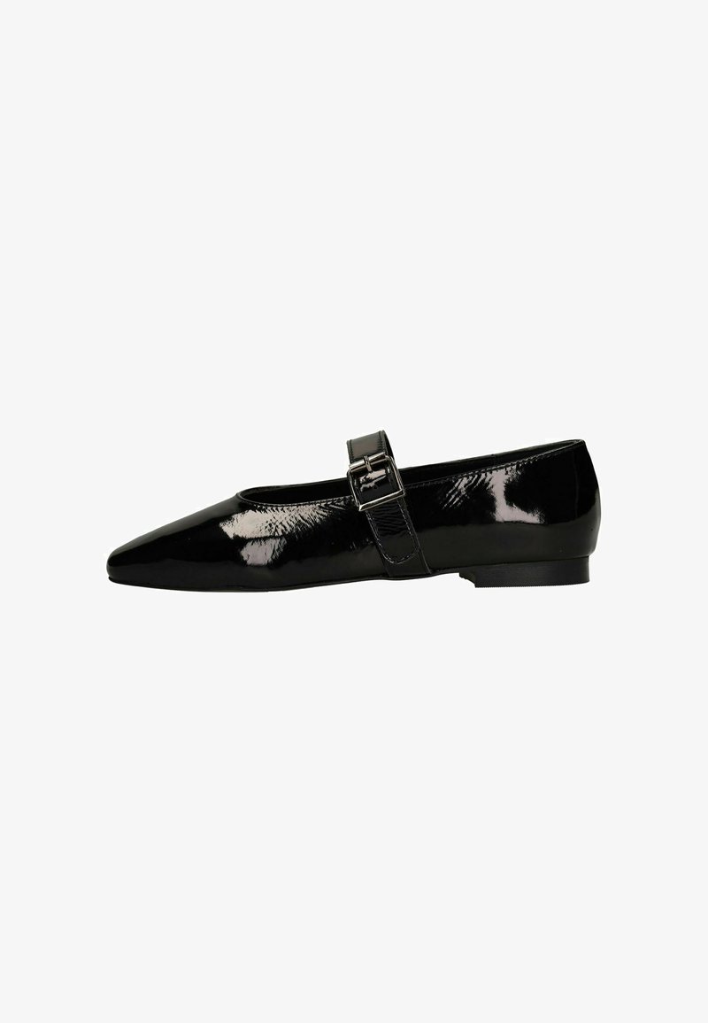 Zwarte patenten leren platte schoen met een puntige neus en een gespband over de middenvoet. Gladde, glanzende textuur met minimale accenten.