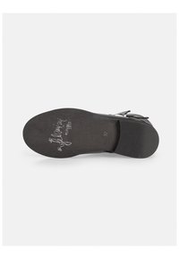 Sandalia negra con suela plana, que presenta un acabado texturizado, acentos de hardware plateado y una marca de tamaño impresa en la parte inferior.