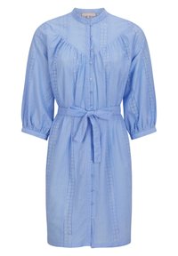 Robe chemise en coton bleu clair avec un col montant, un devant à boutons, des manches élastiques et une ceinture à nouer. Présente des détails en œillets.