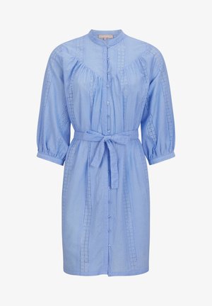 Robe chemise en coton bleu clair avec un col montant, un devant à boutons, des manches élastiques et une ceinture à nouer. Présente des détails en œillets.