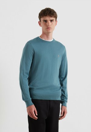 Maglione azzurro a maglia con collo rotondo e maniche lunghe, caratterizzato da orlo e polsini a coste, e un piccolo logo sul petto.