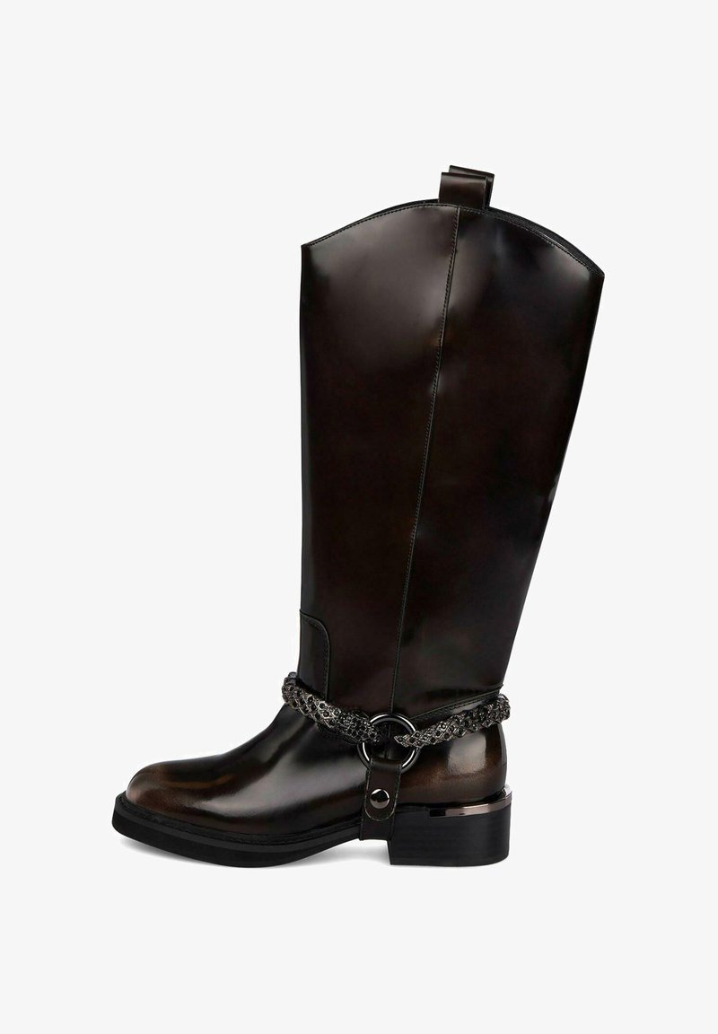 Bota marrón hasta la rodilla hecha de material brillante, con un acento decorativo de cadena alrededor del tobillo y un tacón bajo tipo bloque.