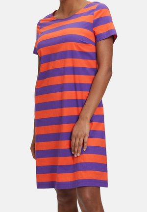 Robe rayée en coton orange et violet. Manches courtes, col rond, coupe évasée, longueur au genou, présentant des rayures horizontales de largeur égale.