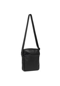 Borsa a tracolla in pelle nera con tracolla regolabile, dotata di una tasca frontale con zip e marchio in rilievo sulla tracolla. Forma quadrata.