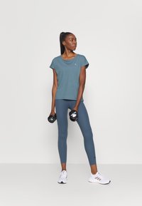 ONLY Play ONPAUBREE LIFE ON BAT LOOSE - T-shirt desportiva - goblin blue