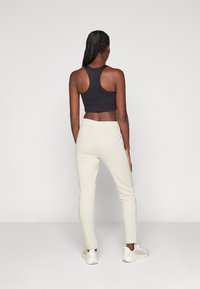 ONLY Play ONPMELINA LIFE SLIM - Joggebukse - pumice stone