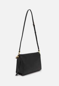 Sort læder-handtaske med en struktureret form, justerbar rem og hardware-detaljer i guldtoner. Glat tekstur med minimale design detaljer.