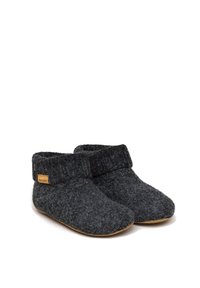 Pantofole di lana grigio scuro con punta arrotondata, colletto lavorato a maglia e etichetta in pelle. Texture morbida e suola resistente per uso interno.