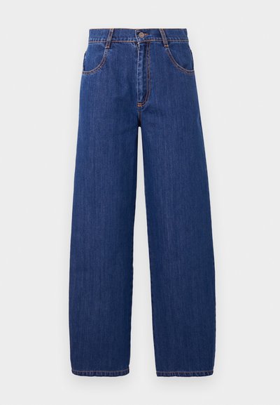 Blugi din denim albastru, cu picioare largi și talie înaltă, având buzunare frontale și cusături portocalii. Materialul are o textură netedă cu un finisaj clasic.
