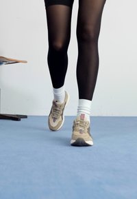 ASICS SportStyle GEL-1090V2 - Sneakers laag - simply taupe/dark taupe