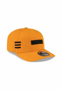 Oranges Cap mit strukturiertem Design, ausgestattet mit einem schwarzen Akzentstreifen und einem schwarzen Patch auf der Vorderseite. Hergestellt aus glattem, strapazierfähigem Stoff.