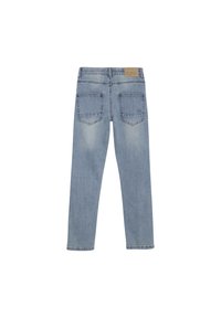 Ljusblå denimjeans med rak skärning, med två bakfickor och en tagg i tan läder. Slät yta och klassisk design.