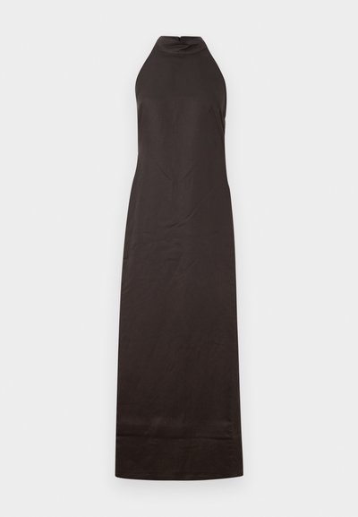 Zwart halterjurk met een rechte silhouette, gemaakt van gladde stof, met een subtiele glans en een enkellange ontwerp.