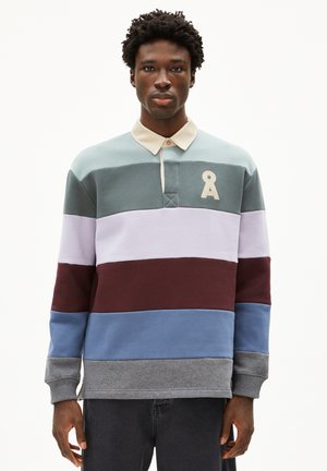 Kleurblokpullover in groen, paars, bordeauxrood en blauw, met een beige kraag, geborduurd logo en ribbelige grijze manchetten.