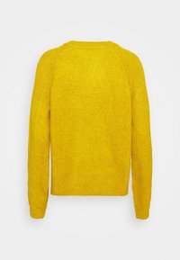 Suéter amarillo de punto con mangas largas y dobladillo acanalado. Presenta una textura suave y un diseño de hombros raglán.