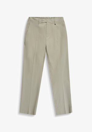 Pantalones beige claro a medida con pliegue frontal, bolsillos laterales, trabillas para cinturón y cierre de botón sobre fondo blanco.