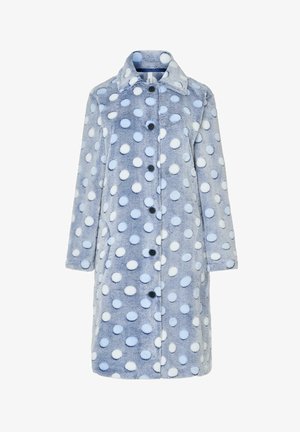 Abrigo de felpa azul claro con lunares blancos y azul claro, botones negros en el frente, mangas largas y collar puntiagudo.