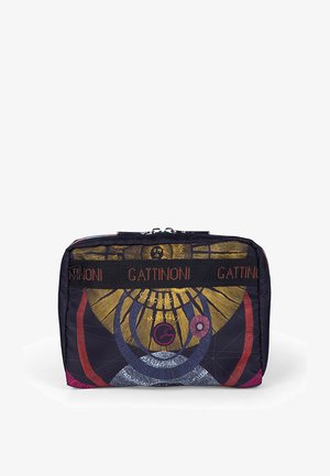 Sacchetto di tessuto rettangolare con motivi astratti colorati a raggiera e circolari, dotato di una tracolla nera con l'etichetta "Gattinoni" sulla parte anteriore.