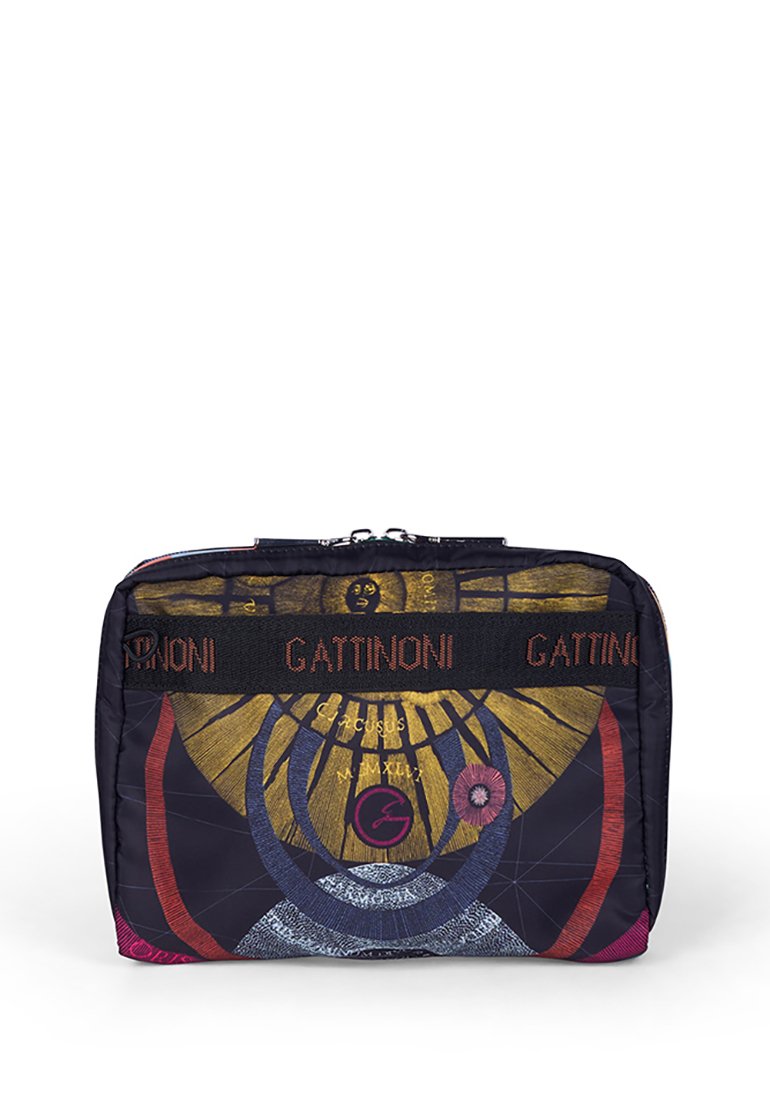 Obdélníkový textilní sáček s barevnými abstraktními vzory slunečního paprsku a kruhovými motivy, s černým popruhem označeným "Gattinoni" přes přední stranu.