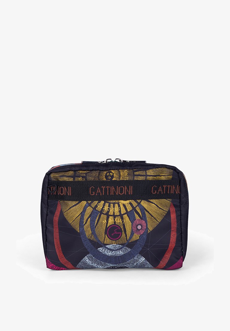 Obdélníkový textilní sáček s barevnými abstraktními vzory slunečního paprsku a kruhovými motivy, s černým popruhem označeným "Gattinoni" přes přední stranu.