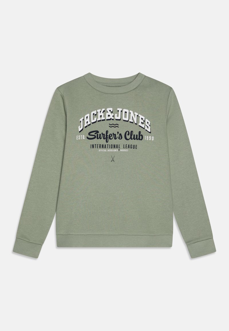Sudadera verde oliva de manga larga, con puños y cuello de canalé. Presenta texto en blanco y azul marino: "JACK & JONES Surfer's Club" y logo.