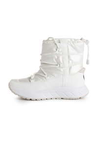 Bota aislante blanca que presenta un empeine liso y brillante con cierre de cordón, costado texturizado y una suela gruesa blanca con patrones de tracción.