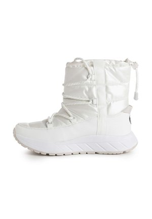 Bota aislante blanca que presenta un empeine liso y brillante con cierre de cordón, costado texturizado y una suela gruesa blanca con patrones de tracción.