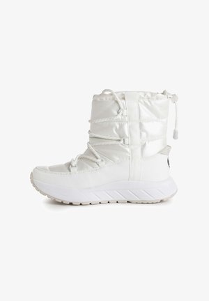 Bota aislante blanca que presenta un empeine liso y brillante con cierre de cordón, costado texturizado y una suela gruesa blanca con patrones de tracción.