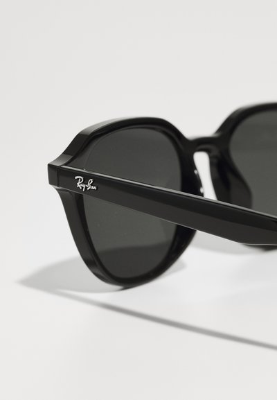 Черни слънчеви очила Ray-Ban сBold, кръгла рамка. Разполагат с тъмни лещи, гладко пластмасово покритие и сребърен логотип на рамката.