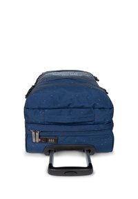 Valigia rigida con ruote di colore blu scuro con un motivo maculato, doppi zip, lucchetto a combinazione e manico estraibile.