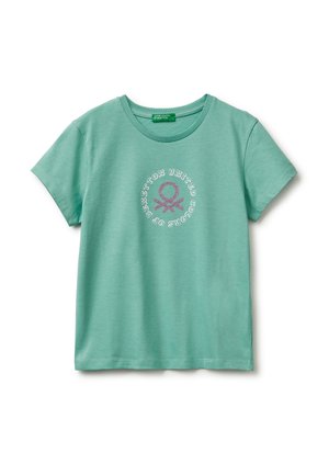 Maglietta a maniche corte verde chiaro con scollo rotondo, logo circolare e scritta "United Colors of Benetton" in bianco e viola sul petto.
