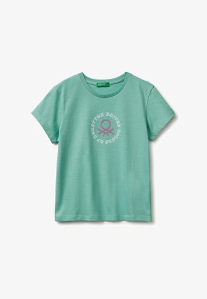 Maglietta a maniche corte verde chiaro con scollo rotondo, logo circolare e scritta "United Colors of Benetton" in bianco e viola sul petto.