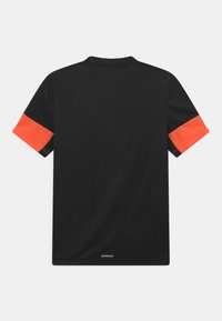 Czarna koszulka sportowa z krótkim rękawem, z pomarańczowymi akcentami na ramionach. Wykonana z materiału oddychającego, z oznaczeniem "AEROREADY" na dolnym brzegu.