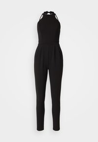 Combinaison noire avec un design à col halter, corsage ajusté et jambes fuselées. Présente des accents découpés aux épaules et des plis à la taille.