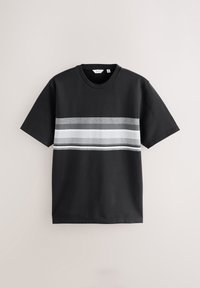 Schwarzes kurzärmeliges T-Shirt mit horizontalen Streifen in verschiedenen Grautönen und Weiß über der Brust. Klassisches Rundhalsausschnitt-Design.