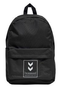 Mochila de tela negra con forma de media luna, que cuenta con un bolsillo frontal, un asa superior y un logo blanco con flechas. Superficie texturizada.