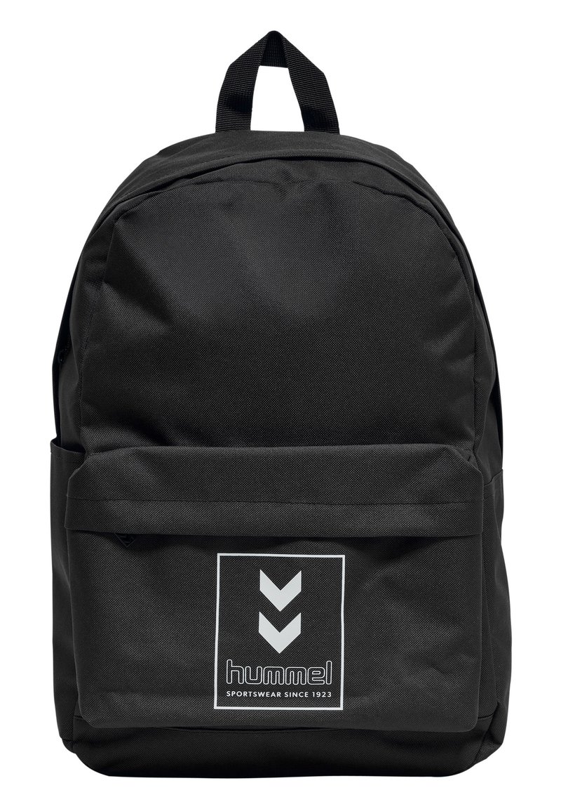 Mochila de tela negra con forma de media luna, que cuenta con un bolsillo frontal, un asa superior y un logo blanco con flechas. Superficie texturizada.