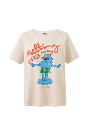 Beige T-shirt met een blauw smeltend figuurtje dat groene korte broek en oranje zonnebril draagt, tekst "Melting stress away literally" in oranje.