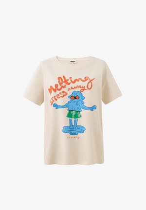 Beige T-shirt met een blauw smeltend figuurtje dat groene korte broek en oranje zonnebril draagt, tekst "Melting stress away literally" in oranje.