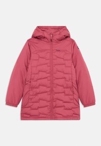 Veste rose rembourrée avec capuche, dotée d'une fermeture éclair à l'avant, de poignets élastiques et d'un motif matelassé. Le matériau semble lisse et léger.