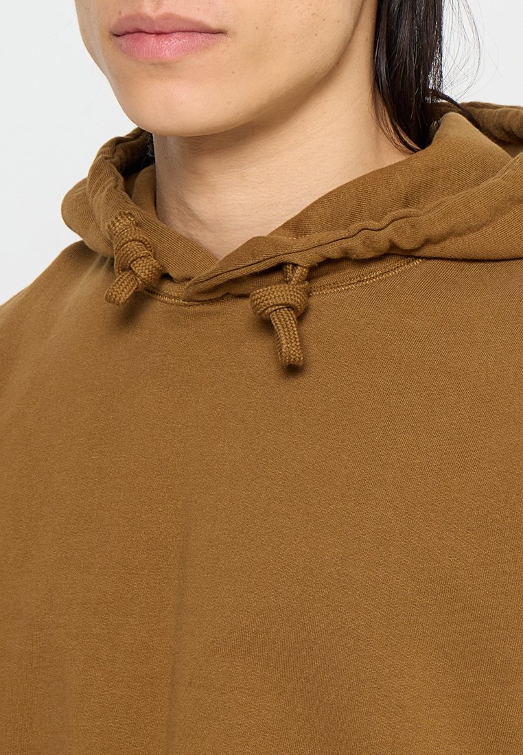 Brauner Baumwoll-Hoodie mit einer Kapuze mit Zugband und strukturierten Bändern, geripptem Saum und einer glatten, einheitlichen Stoffoberfläche.