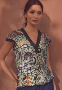 Next SHORT SLEEVE V-NECK BUBBLEHEM  - Printtipaita - blue patch print