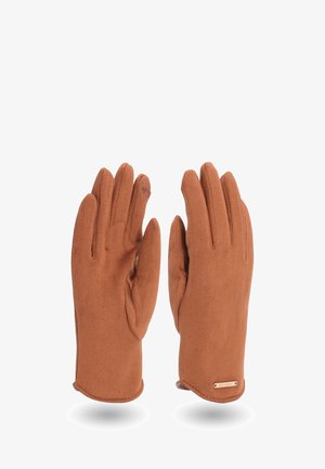 Guanti in suede marrone con un design aderente, dotati di un'etichetta a tono dorato, texture liscia e cuciture invisibili lungo i bordi.