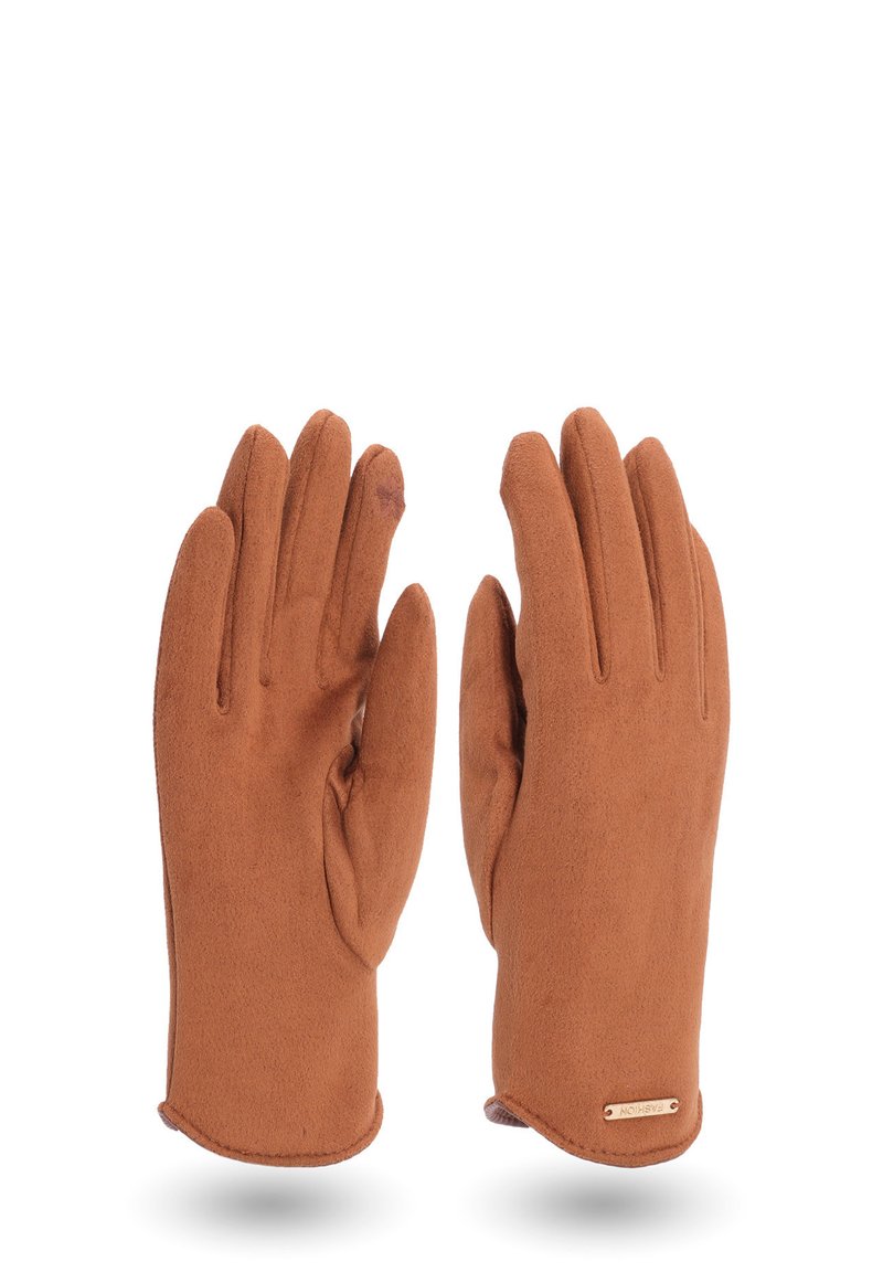 Guanti in suede marrone con un design aderente, dotati di un'etichetta a tono dorato, texture liscia e cuciture invisibili lungo i bordi.