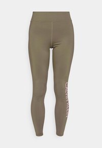 Leggings verde oliva realizzati in tessuto elastico, con vita alta e logo laterale in testo rosa. Texture liscia e design aderente.