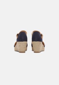 Sandali wedge blu navy con suola in iuta espadrille, dettagli in pelle sintetica, design con tacco aperto e cinghia alla caviglia regolabile.